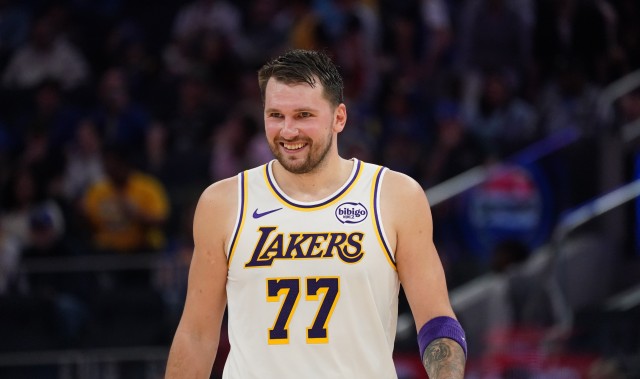 东契奇已为湖人出战77场常规赛 49胜28负 场均30.8分7.8板8.2助