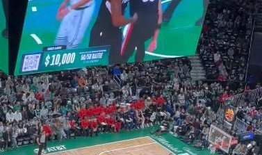 开云电竞-罗威被交易后首次回到绿军主场，绿军主场球迷为其送上掌声